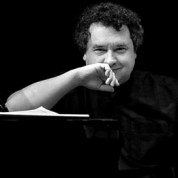 Dirijorul britanic Paul Mann